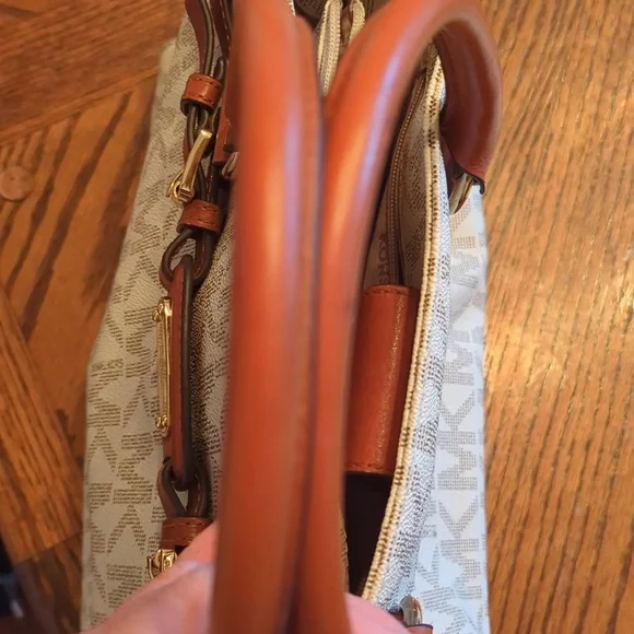Large Michael Kors hand bag. - Picture 6 of 9